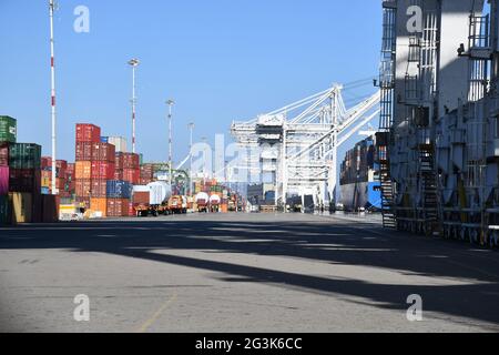 Les conteneurs d'expédition sont chargés sur des navires au port d'Oakland, en Californie, l'un des ports de fret mondiaux les plus achalandés de la côte ouest. Banque D'Images