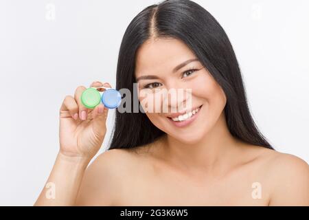 Femme avec récipient pour lentilles de contact Banque D'Images