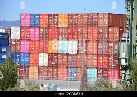 Les conteneurs d'expédition sont chargés sur des navires au port d'Oakland, en Californie, l'un des ports de fret mondiaux les plus achalandés de la côte ouest. Banque D'Images