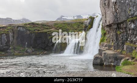 Chute d'eau de Kirkjufellsfoss près de la montagne Kirkjufell Banque D'Images