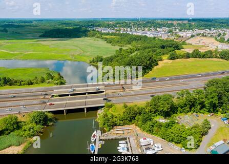 Vue panoramique aérienne sur la circulation routière des voitures roulant sur l'autoroute en traversant le pont Banque D'Images