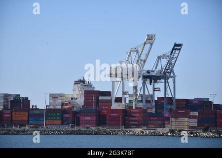 Les conteneurs d'expédition sont chargés sur des navires au port d'Oakland, en Californie, l'un des ports de fret mondiaux les plus achalandés de la côte ouest. Banque D'Images