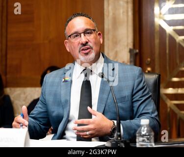 Washington, États-Unis. 16 juin 2021. Le secrétaire américain à l'éducation Miguel Cardona prend la parole à l'audience du Comité des crédits du Sénat. Crédit : SOPA Images Limited/Alamy Live News Banque D'Images