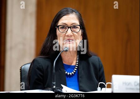 Washington, États-Unis. 16 juin 2021. Le secrétaire américain de l'intérieur Deb Haaland prend la parole à l'audience du Comité des crédits du Sénat. Crédit : SOPA Images Limited/Alamy Live News Banque D'Images