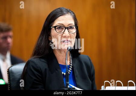 Washington, États-Unis. 16 juin 2021. Le secrétaire américain de l'intérieur Deb Haaland prend la parole à l'audience du Comité des crédits du Sénat. Crédit : SOPA Images Limited/Alamy Live News Banque D'Images