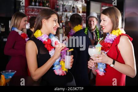 Deux femmes à la fête hawaïenne à la discothèque Banque D'Images