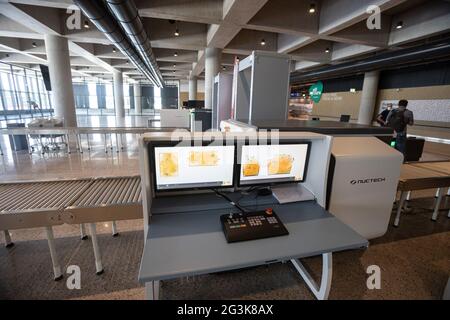 Brnik, Slovénie. 16 juin 2021. Poste de contrôle de sécurité au nouveau terminal passagers de l'aéroport de Ljubljana. UN nouveau terminal passagers de l'aéroport Joze Pucnik de Ljubljana a été inauguré le mercredi 16 juin 2021. Il sera ouvert le 1er juillet et pourra prendre en charge plus de 1,200 passagers par heure. Crédit : SOPA Images Limited/Alamy Live News Banque D'Images