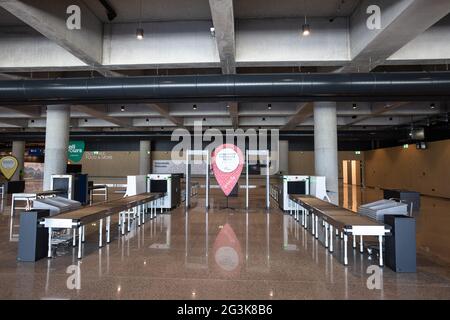 Brnik, Slovénie. 16 juin 2021. Poste de contrôle de sécurité au nouveau terminal passagers de l'aéroport de Ljubljana. UN nouveau terminal passagers de l'aéroport Joze Pucnik de Ljubljana a été inauguré le mercredi 16 juin 2021. Il sera ouvert le 1er juillet et pourra prendre en charge plus de 1,200 passagers par heure. Crédit : SOPA Images Limited/Alamy Live News Banque D'Images