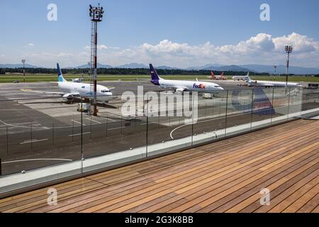 Brnik, Slovénie. 16 juin 2021. Avions vus au nouveau terminal passagers de l'aéroport de Ljubljana. UN nouveau terminal passagers de l'aéroport Joze Pucnik de Ljubljana a été inauguré le mercredi 16 juin 2021. Il sera ouvert le 1er juillet et pourra prendre en charge plus de 1,200 passagers par heure. Crédit : SOPA Images Limited/Alamy Live News Banque D'Images