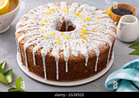 Gâteau au citron et aux graines de pavot avec glaçage au sucre en poudre Banque D'Images