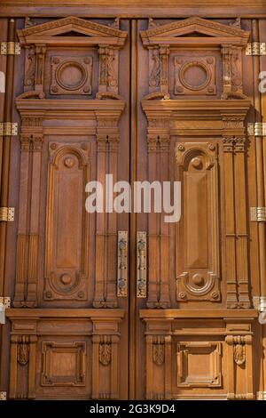 Ce sont les portes en bois magnifiquement sculptées du bâtiment du capitole de l'État de l'Indiana à Indianapolis, Indiana, États-Unis. Banque D'Images