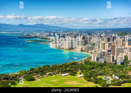 Vue sur la ville d'Honolulu depuis le point de vue de Diamond Head, fond de paysage de la plage de Waikiki. Voyage à Hawaï. Banque D'Images