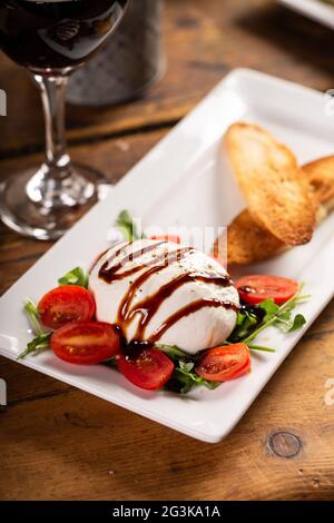 Assiette de hors-d'œuvre italienne avec burrata et prosciutto Banque D'Images