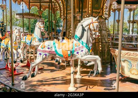 Joyeux-tour de style parisien avec les chevaux en premier plan. Concept amusant pour les enfants Banque D'Images