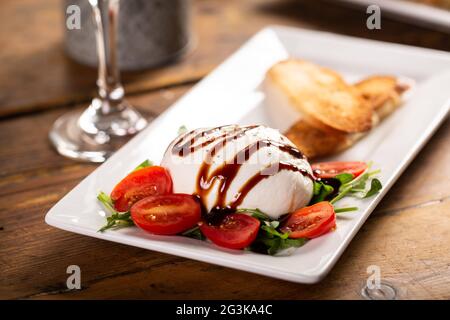 Assiette de hors-d'œuvre italienne avec burrata et prosciutto Banque D'Images