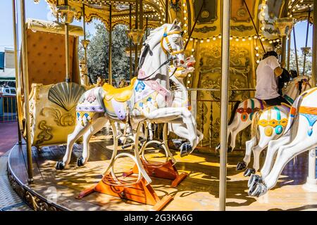 Joyeux-tour de style parisien avec les chevaux en premier plan. Concept amusant pour les enfants Banque D'Images