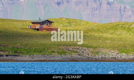 Maison individuelle sur une petite île - Islande Banque D'Images