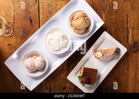 Desserts italiens sur la table, glaces, tiramisu et cannoli Banque D'Images