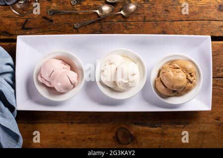 Desserts italiens sur la table, trois sortes de glaces Banque D'Images