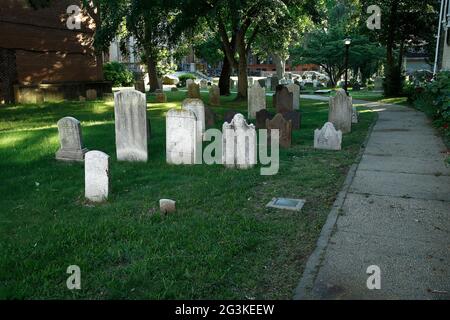 New York, États-Unis. 16 juin 2021. Le cimetière de l'église réformée néerlandaise de Flatbush est vu le 16 juin 2021 dans le quartier de Brooklyns de Flatbush, une section de la ville de New York. Les manifestants exigent que le gouvernement néerlandais et l'Église réformée néerlandaise financent et convertissent un lot surcultivé contenant des restes d'esclaves noirs au coin des avenues Church et Bedford à Flatbush en un lieu de sépulture sacré.(photo de John Lamparski/SIPA USA) crédit: SIPA USA/Alay Live News Banque D'Images