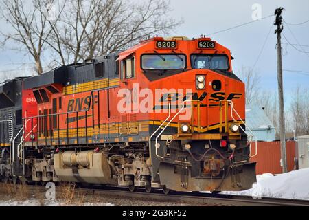 Bartlett, Illinois, États-Unis. Deux locomotives dirigées par une unité hors route Burlington Northern Santa Fe dirigent un fret intermodal du chemin de fer national canadien. Banque D'Images