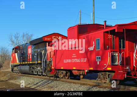 Bartlett, Illinois, États-Unis. Une paire de locomotives du canadien National support une cabose bien conservée du chemin de fer central du golfe de l'Illinois. Banque D'Images