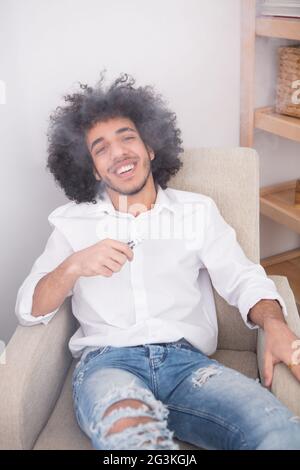 Hipster homme fumeur à la maison Banque D'Images