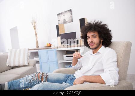 Hipster homme fumeur à la maison Banque D'Images