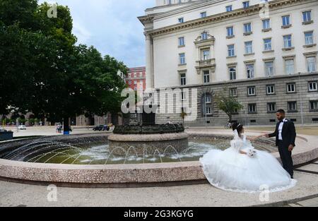 Marié bulgare et épouse assis près de la fontaine d'eau à la place Atanas Burov à Sofia, Bulgarie. Banque D'Images