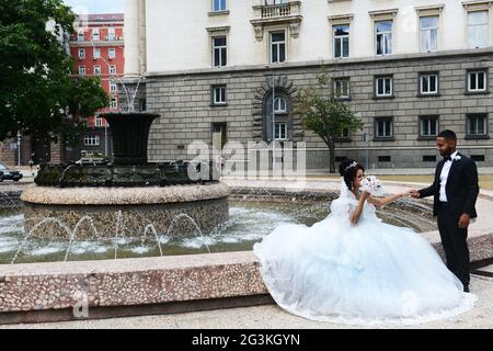 Marié bulgare et épouse assis près de la fontaine d'eau à la place Atanas Burov à Sofia, Bulgarie. Banque D'Images