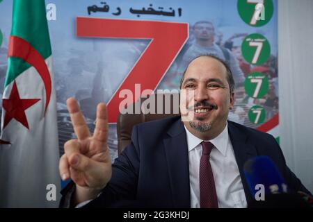 Abou el-Fadhl Baadji, Secrétaire général du Front de libération nationale (FLN), donne une conférence de presse au siège du parti dans la capitale Alger le 16 juin 2021. Le Front de libération nationale (FLN), dominant depuis longtemps, a remporté les élections législatives de fin de semaine, mais avec un nombre de sièges considérablement réduit et un taux de participation le plus bas du pays à 23 pour cent, a déclaré le comité électoral le 15 juin. Photo par Ammi Louiza/ABACAPRESS.COM Banque D'Images