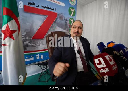 Abou el-Fadhl Baadji, Secrétaire général du Front de libération nationale (FLN), donne une conférence de presse au siège du parti dans la capitale Alger le 16 juin 2021. Le Front de libération nationale (FLN), dominant depuis longtemps, a remporté les élections législatives de fin de semaine, mais avec un nombre de sièges considérablement réduit et un taux de participation le plus bas du pays à 23 pour cent, a déclaré le comité électoral le 15 juin. Photo par Ammi Louiza/ABACAPRESS.COM Banque D'Images
