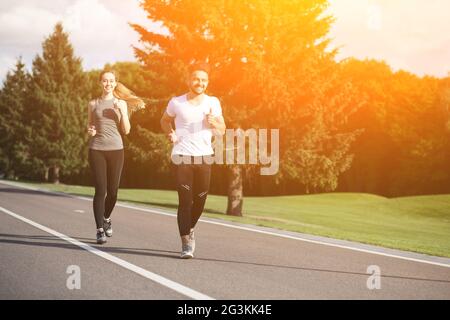 Sport homme et femme en jogging park Banque D'Images