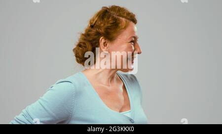 Milieu de actrice en studio Vue de côté. Banque D'Images