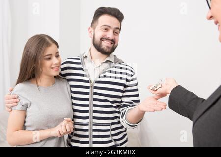 Portrait d'un couple qui vient de louer maison neuve. Banque D'Images