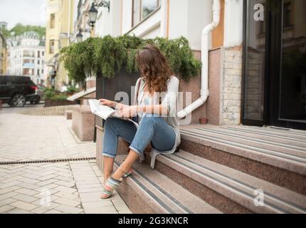 Jeune femme voyage l'étude de plan de ville dans la rue. Banque D'Images