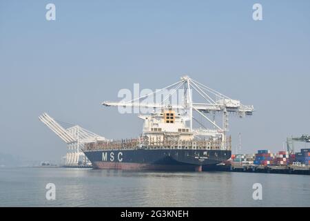 Navires-conteneurs chargés au port d'Oakland, Californie. Le ciel est obscurci à cause de la fumée des feux de forêt. Banque D'Images