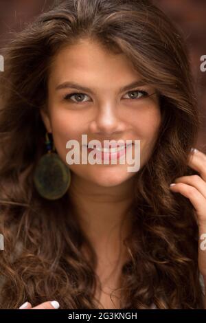 Close up portrait of young woman bouclés. Banque D'Images