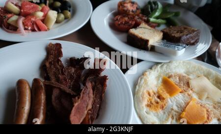 Petit déjeuner avant la pandémie Hilton Edge Restaurant Pattaya Thaïlande repas décontracté sur la table tout ce que vous pouvez manger pour le café pensé et international Banque D'Images