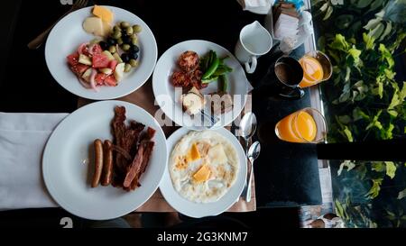 Petit déjeuner avant la pandémie Hilton Edge Restaurant Pattaya Thaïlande repas décontracté sur la table tout ce que vous pouvez manger pour le café pensé et international Banque D'Images