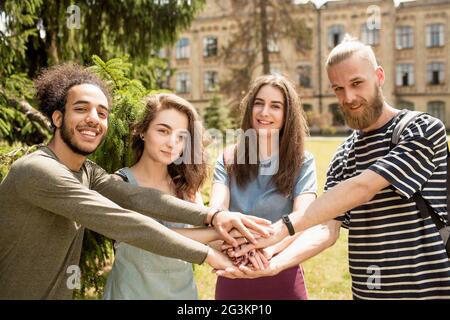 Professionnels de jeunes étudiants tenant la main. Banque D'Images