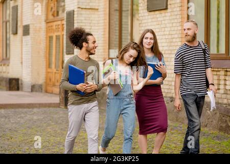 De jeunes étudiants consacrent des temps à marcher ensemble. Banque D'Images