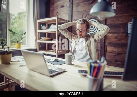 Jeune travailleur indépendant travaillant à domicile. Banque D'Images