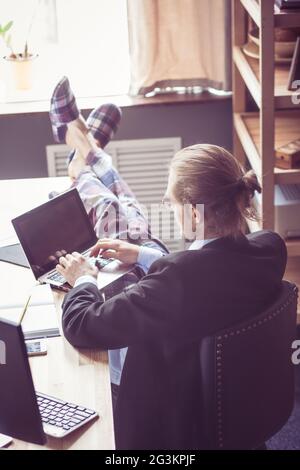 Vue de dessus du jeune homme travaillant au bureau à domicile. Banque D'Images