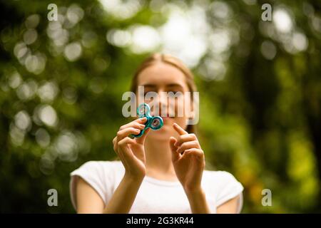 Belle jeune fille en plein air jouant avec le spinner de violon. Banque D'Images