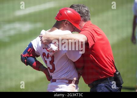 St. Louis Cardinals Edmundo Sosa est un entraîneur de longue durée Chris Conroy après avoir été frappé par un terrain par le lanceur de Miami Marlins Sandy Alcantara dans le septième repas au stade Busch de St. Louis le mercredi 16 juin 2021. Photo par Bill Greenblatt/UPI crédit: UPI/Alay Live News Banque D'Images