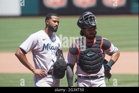 Le pichet de Miami Marlins Sandy Alcantara (L) et le receveur Jorge Alfara observent le traitement de St. Louis Cardinals Edmundo Sosa par un entraîneur après avoir été frappé dans la main par un terrain lors du septième repas au stade Busch à St. Louis le mercredi 16 juin 2021. Sosa est restée dans le jeu. Photo par Bill Greenblatt/UPI crédit: UPI/Alay Live News Banque D'Images