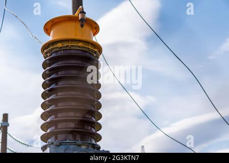 Détail du disjoncteur haute tension dans une sous-station d'alimentation.disjoncteur haute tension dans une sous-station d'alimentation par jour nuageux.gros plan. Banque D'Images