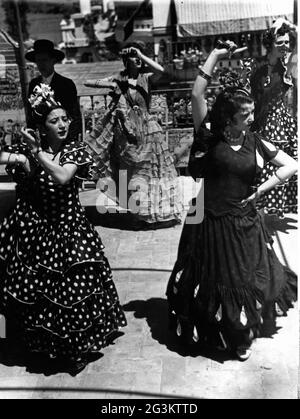 Danse, flamenco, danseurs de flamenco sur une place à Séville, Espagne, années 1950, DROITS-SUPPLÉMENTAIRES-INFOS-NON-DISPONIBLES Banque D'Images