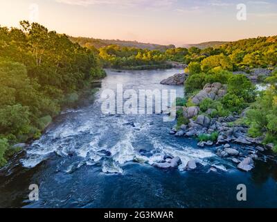 Des surfs incroyables sur la rivière. Canyon de la rivière profonde tôt le matin. Fleuve Bug Sud, Ukraine. Endroit populaire pour les activités sportives extrêmes - kayakin Banque D'Images